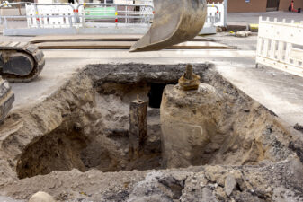 Katutyömaa, jossa kaivinkone kaivaa asfalttia auki.